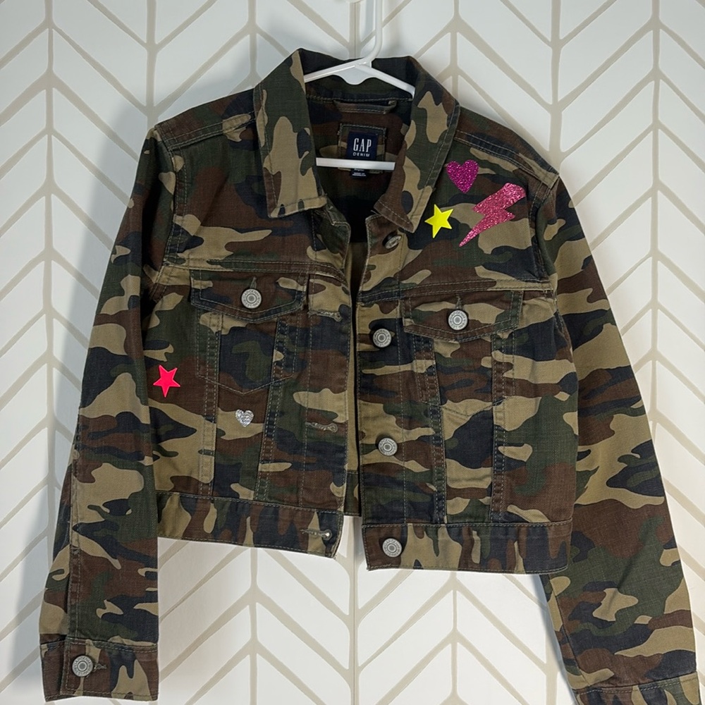 Gap Camo Denim Jean Jacket
Like new 
Adorable with designs
Size M girls (8-9)